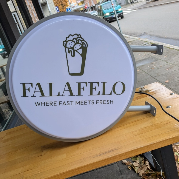 Edles Firmenschild aus Acrylglas und Plexiglas für den Außenbereich von General Werbung Services