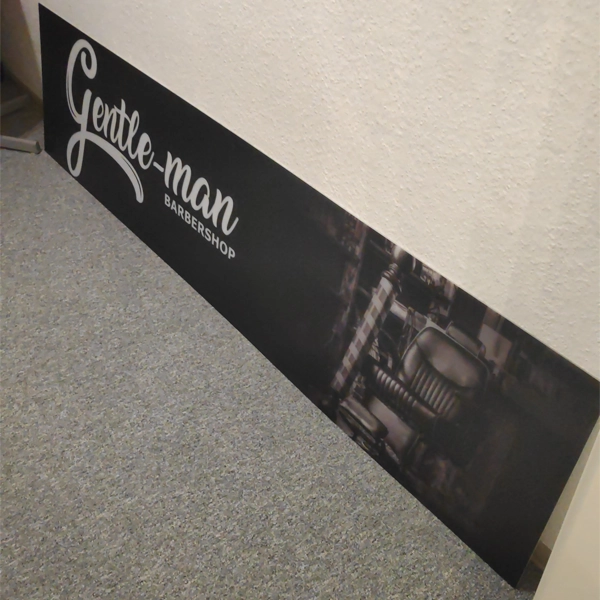 Repräsentatives Plexiglas-Firmenschild für Empfangsbereiche montiert von General Werbung Services