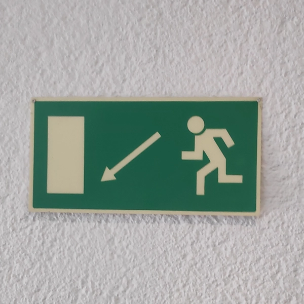 Langnachleuchtendes Fluchtwegschild und Notausgang-Rettungszeichen von General Werbung Services