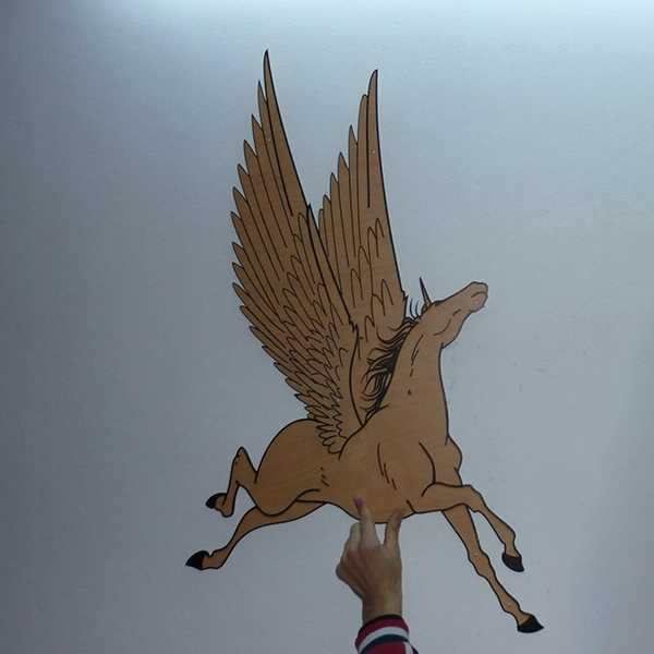 Filigraner Pegasus aus Holz per Laserschnitt als personalisiertes Geschenk von General Werbung Services