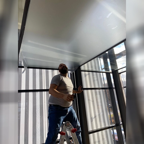 Professionelle Montage von Spanndecken im Innenbereich durch General Werbung Services