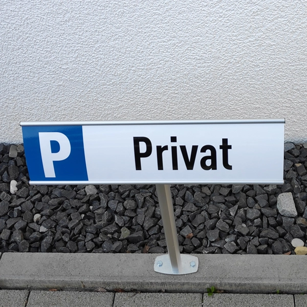 Individuelles Parkplatzschild mit Firmenbeschriftung hergestellt von General Werbung Services
