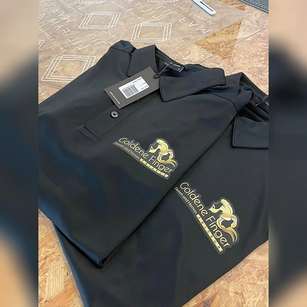 Hochwertige Poloshirts mit edlem Golddruck für Firmen und Mitarbeiter von General Werbung Services