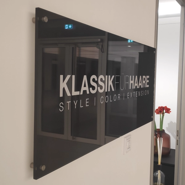 Exklusives Praxisschild aus Acrylglas mit Edelstahl-Abstandshaltern von General Werbung Services
