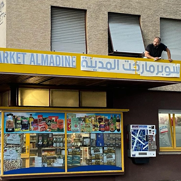Fachgerechte Schildermontage an der Ladenfassade realisiert von General Werbung Services