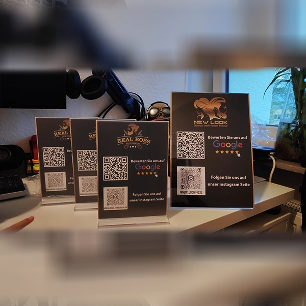 Moderne Tischaufsteller mit digitaler QR-Code-Menükarte von General Werbung Services