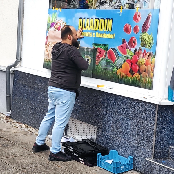 Fachgerechte Montage und Folienbeklebung von Werbeschildern vor Ort durch General Werbung Services