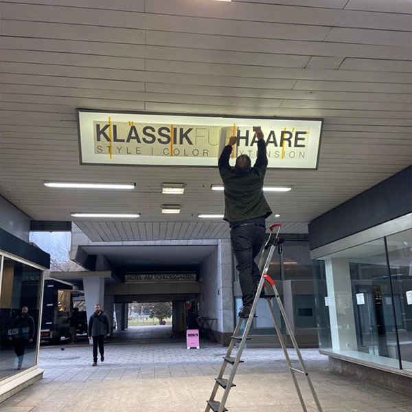 Montage von Leuchtkästen und beleuchteter Außenwerbung durch General Werbung Services